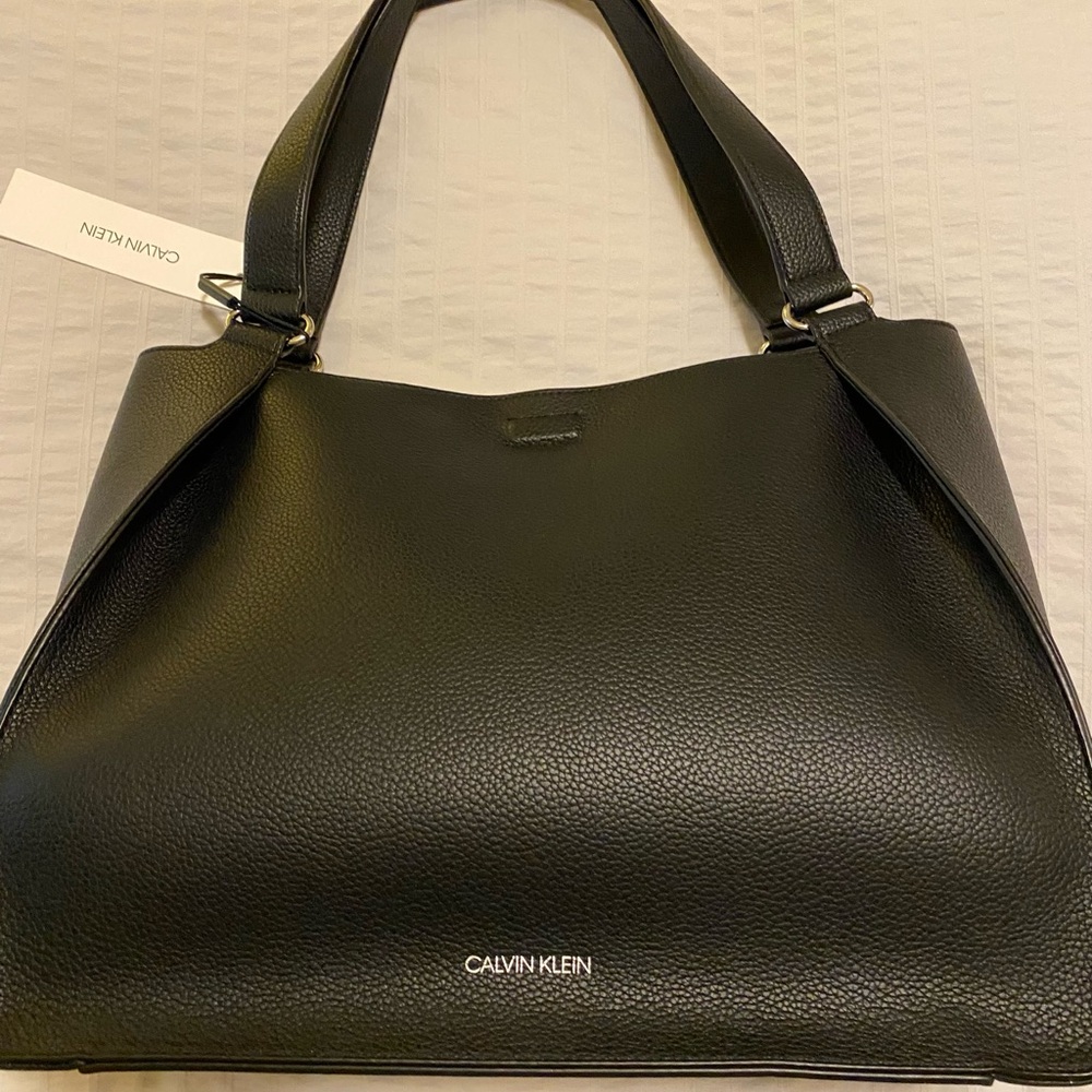 Calvin Klein Black Shoulder Bag with Sleek Design